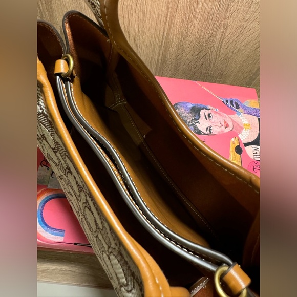 Lana Shoulder Bag 23 In Signature Jacquard - Picture 7 of 7